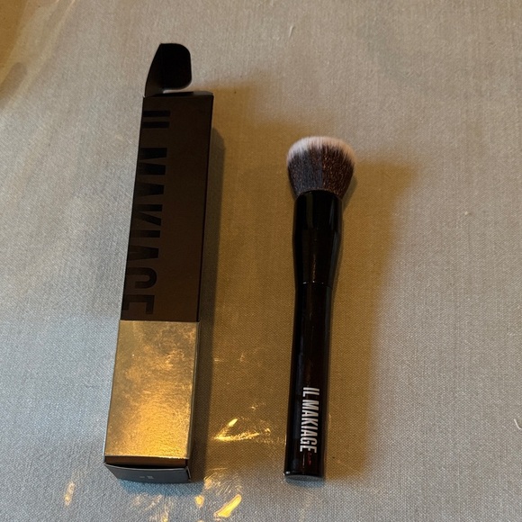 IL MAKIAGE Black and White Makeup Brush - Picture 1 of 3